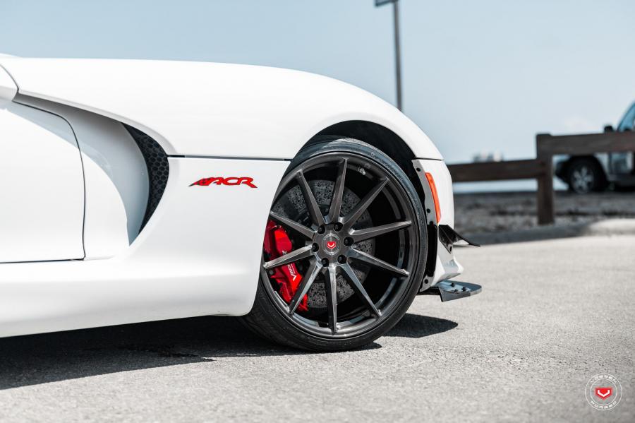 Детали экстерьера Dodge Viper ACR on Vossen Wheels (VPS-310) 2018 года  (фото 12 из 19)